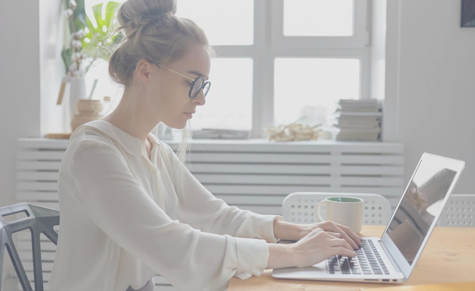 Finanzanalyst bei der Arbeit mit Dokumenten und Computer