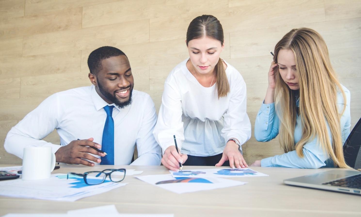 Detaillierte Finanzanalyse mit Diagrammen und Branchenvergleichen