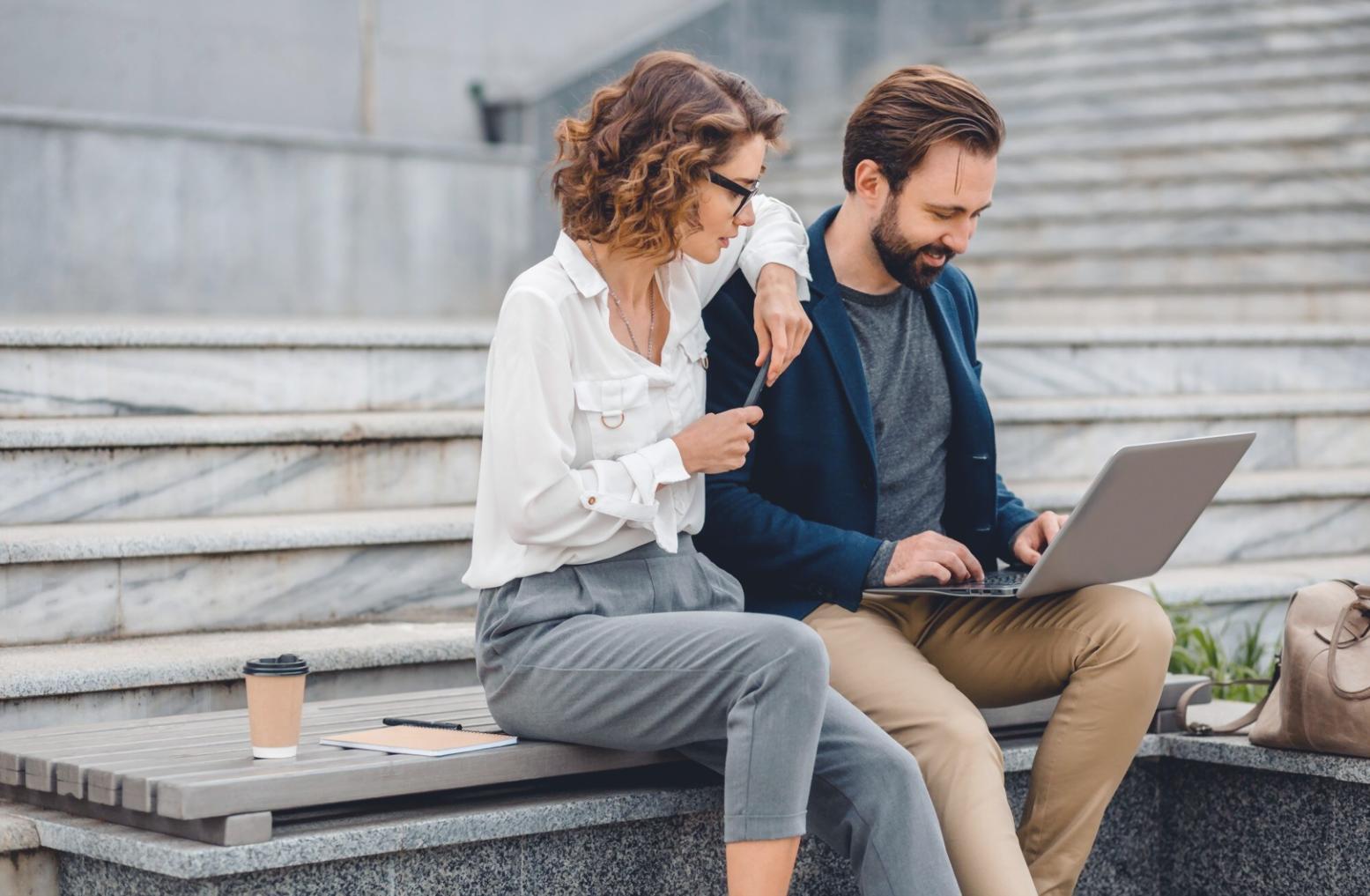 Modernes Büro mit Analysedaten und Finanzdiagrammen