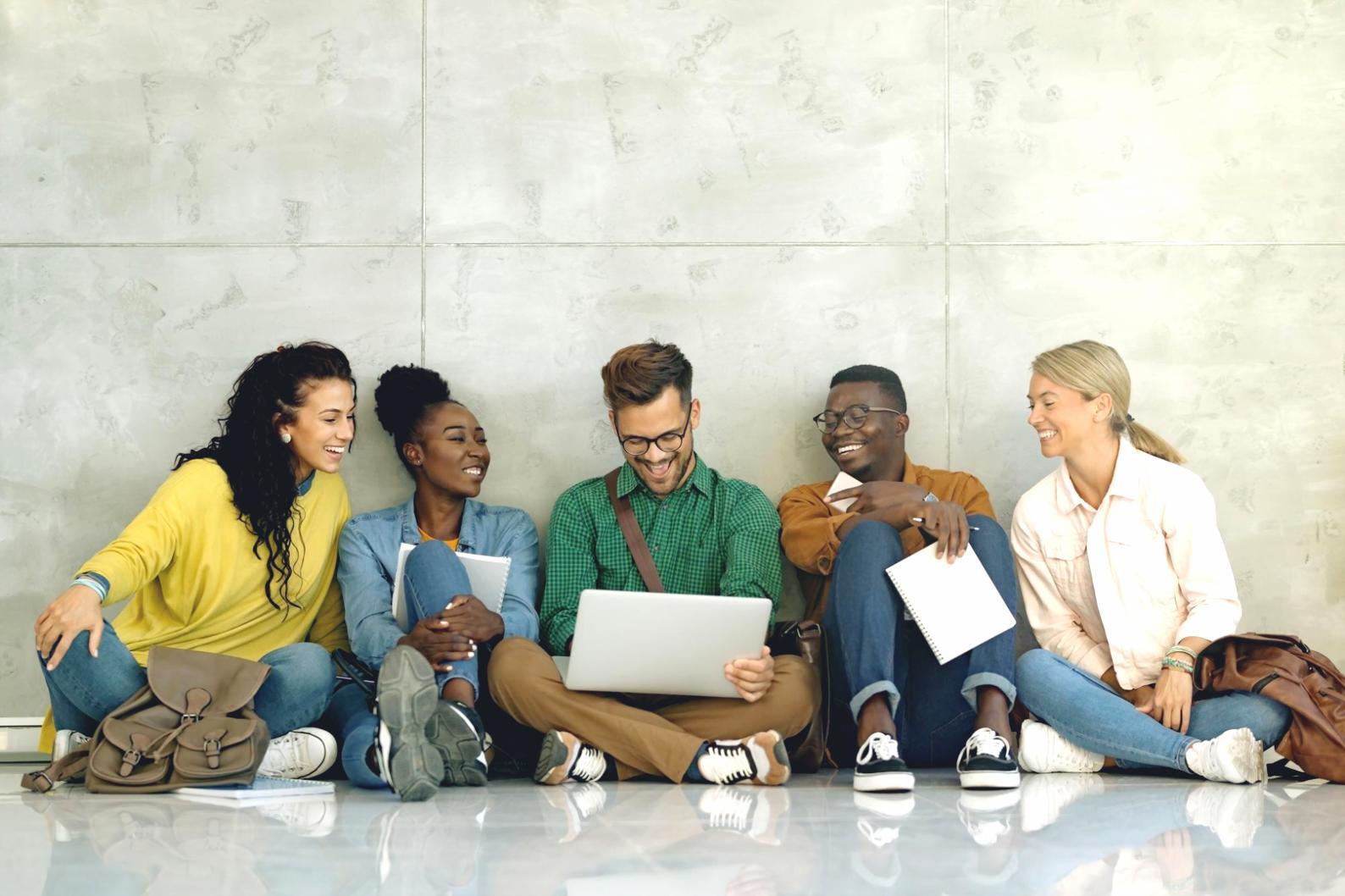 Geschäftsbesprechung mit Finanzunterlagen auf dem Tisch