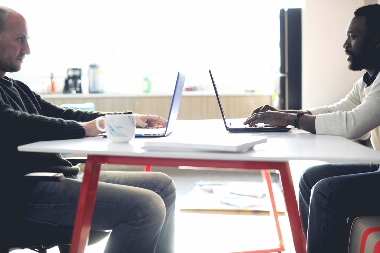 Strategische Planung und Analyseprozess im Besprechungsraum